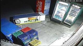 Dwóch pijanych napada na automaty z napojami