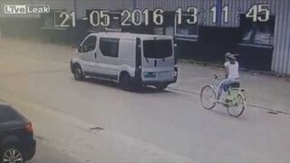 Zamyślona wjechała rowerem w stojącego vana