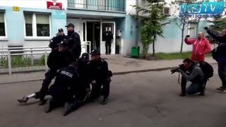 Policjantom gazem po oczach! Dres z Wrocławia kręci akcję pod komendą!