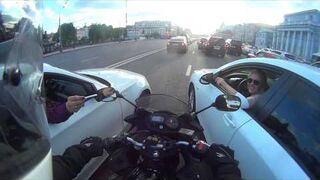 Jedziesz sobie motocyklem omijając samochody, aż tu nagle