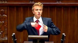 Młody pokazuje czerwoną kartkę posłom w Sejmie!
