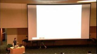 Śpiący student przerywa wykład na uczelni