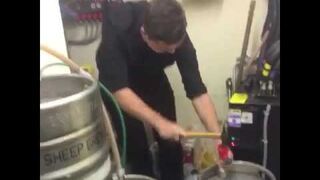 Jak nie otwierać beczki z piwem