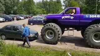 Przejechała mu po samochodzie monstertruckiem, bo nie chciał odjechać