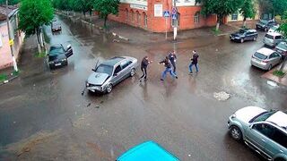 Bójka na skrzyżowaniu po kolizji