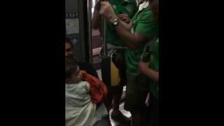 Irlandzcy kibice śpiewają kołysankę dziecku w metrze