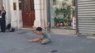 Rima Baransi tańczy na ulicy w Triest, Włochy
