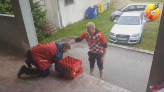 Chorwat pokazuje koledze sztuczkę, Box Jump