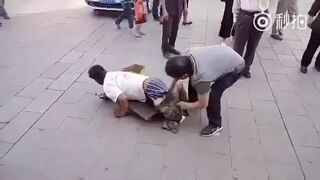Demaskacja żebraka na ulicy w Chinach