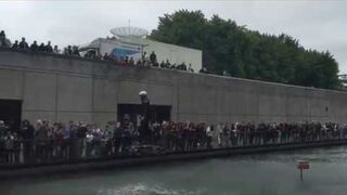 Facet lata stojąc na dronie!