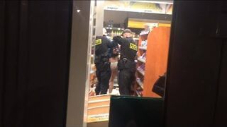 Naćpana para demoluje żabkę. Sopot 26.06.2016