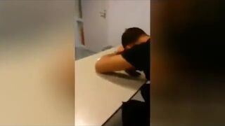 Nauczyciel budzi śpiącego studenta
