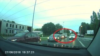 Taksówkarz chciał pobić kobietę w jej samochodzie - Toruniu