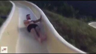 Wyślizgnął się z dużej zjażdzalni