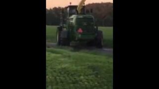 Rolnik przerywa zakochanym igraszki w polu