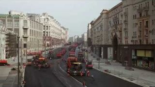 Układanie nowej nawierzchni asfaltowej na ulicy w Moskwie