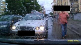 Taksówkarz zajechał drogę. Zamiast przeprosić, grozi kobiecie