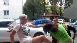 Dwie ekspedientki pobiły się z dwiema klientkami pod Żabką