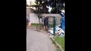 TVN NA ŚDM! OPERATOR PODKŁADA ALKOHOL DO ŚMIETNIKA ŻEBY SKOMPROMITOWAĆ POLICJĘ