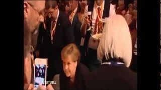 Kelner wylewa tacę piwa na kanclerz Merkel