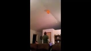 Jak ściągnąć unoszący się balon spod sufitu