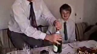 Otwieranie szampana u babci na imprezie 1997