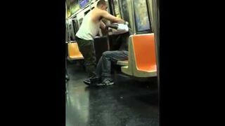 Człowiek w metrze daje bezdomny koszulkę i czapkę