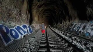 Przechodzili przez tunel kolejowy, w połowie drogi usłyszeli pociąg!