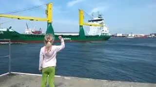 Dziewczynka prosi statek o sygnał