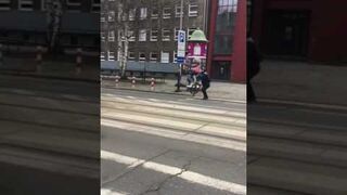 Wściekły rowerzysta zaatakował tramwaj. Kraków