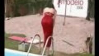 Wpadka modelki na wodnym wybiegu