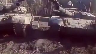 Żołnierz robi szpagat na lufach czołgu (The Epic Split feat)