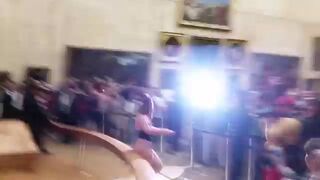 Roznegliżowana kobieta przed obrazem Mona Lizy. Ludzie krzyczeli "Mona Liza"