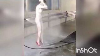 Rosja: Kobieta przyjechała umyć się na myjnie samochodową