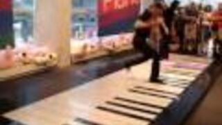 Dwie dziewczyny grają na gigantycznym pianinie nogami
