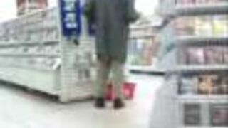 Tak sie bawi klient w supermarkecie REAL
