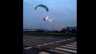 Święty mikołaj lata nad miastem. Kraków