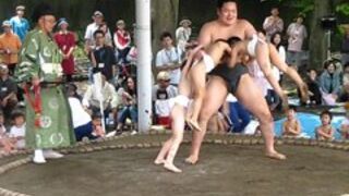 Dzieci vs totalny sumo gigant