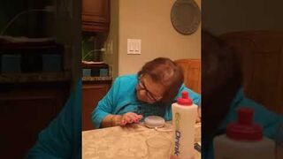 85-letnia babcia dostała prezent "Google home"