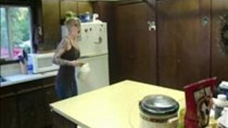 Kobieta, facet i głupi kawał z butelką mleka