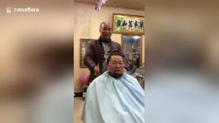 Fryzjer obcina włosy szlifierką kątową