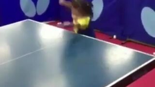 Mała dziewczynka gra w ping ponga