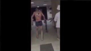 Rosjanin z nożem w plecach wyszedł przed szpital na papierosa