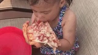 Mała Azjatka je pierwszy raz pizze