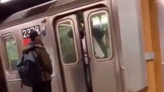 Kozaczył przez zamknięte drzwi pociągu metra