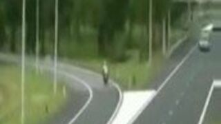 Policjant potrącony podczas kierowania ruchem