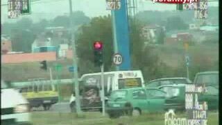 Przejeżdżali na czerwonym świetle i wpadli