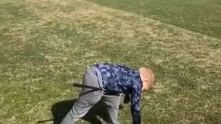 Dzieciak odkrywa talent do golfa!