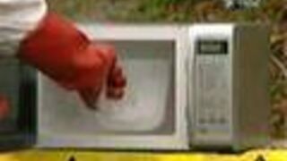 Braniacy - Ciekły azot w mikrofalówce