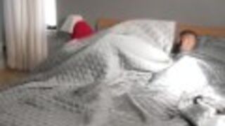 Wystraszona w łóżku